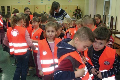 Uczniowie ze szkoły w Pielgrzymowicach chętnie założyły odblaskowe kamizelki, dzięki którym będą widoczni na drodze