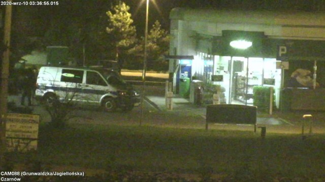Strażnik miejski obserwujący obraz z kamer monitoringu w Kielcach zauważył, jak grupa mężczyzn bije człowiek stojącego przed sklepem w centrum.