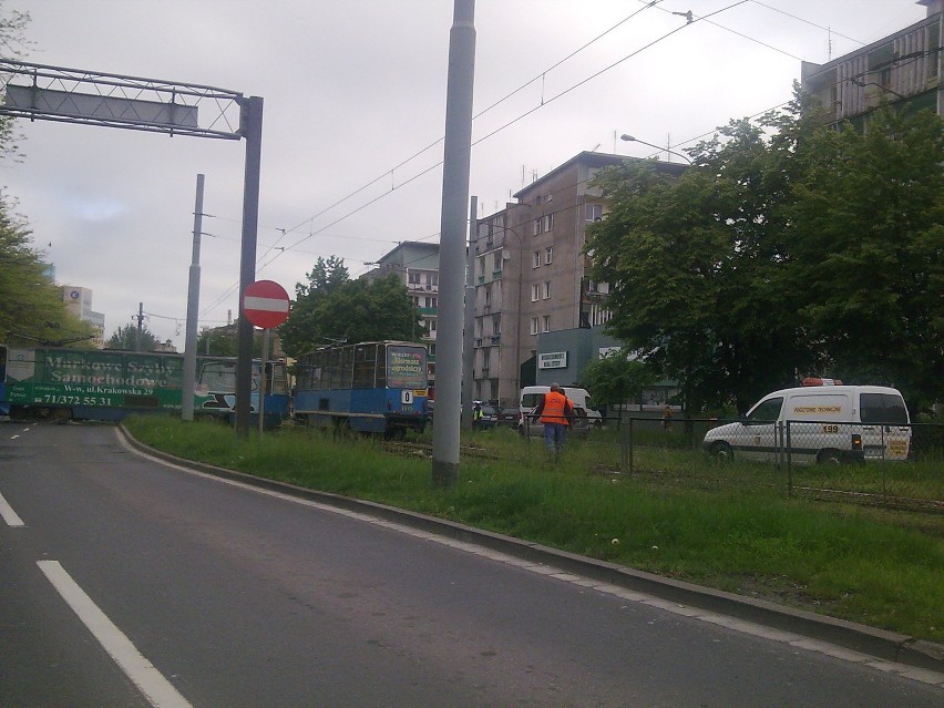 Wrocław: Utrudnienia przy Piłsudskiego, wykoleił się tramwaj (ZDJĘCIA)
