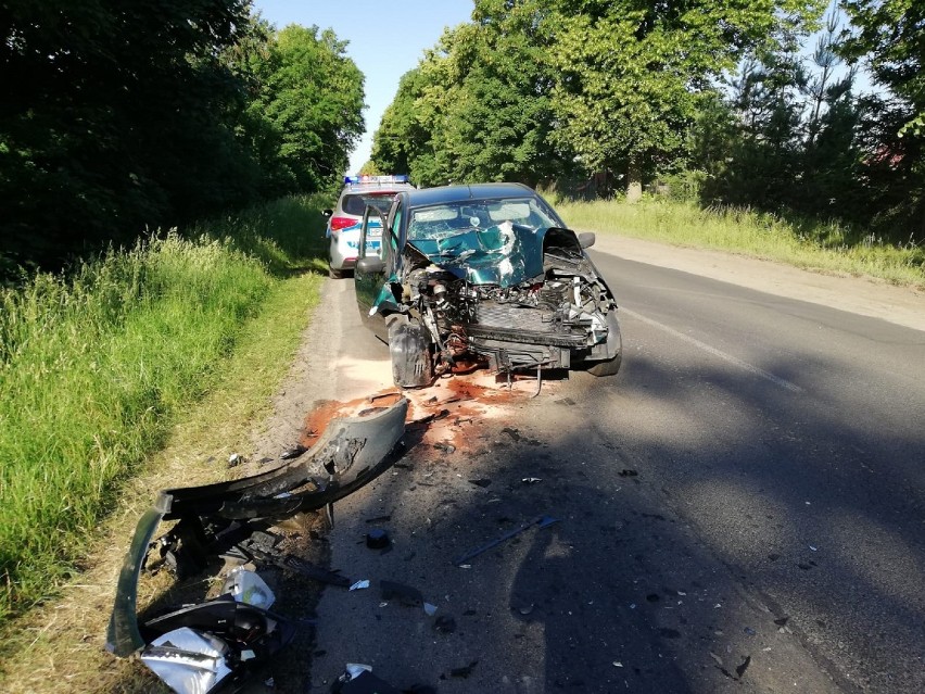 Wypadek pod Rypinem. Kierowca osobówki najechał na tył samochodu ciężarowego [zdjęcia]