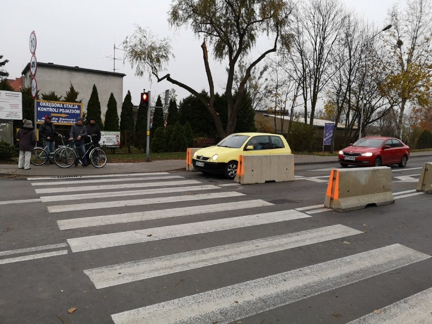 Wronki. Ruch samochodów osobowych i pieszych wrócił na most [ZDJĘCIA]