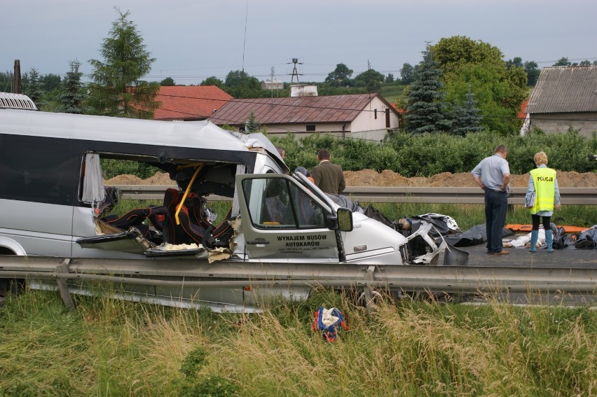 Tragiczny wypadek na DK 8 pod Skierniewicami. Bus zderzył się z ciężąrówką. Osiem osób nie żyje