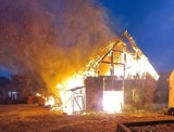 Rodzina z Osiecznicy potrzebuje pomocy po pożarze. Ogień strawił potężny budynek gospodarczy oraz sprzęt rolniczy