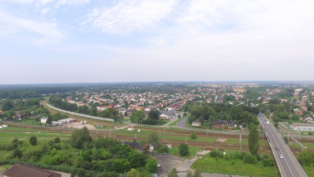 W Koluszkach taką inwestycją jest obwodnica miasta. O jej zbudowaniu mówi się od bardzo dawna, jednak do tej pory nie udało się tego zrobić. Swego czasu powstały trzy warianty przebiegu trasy, różniły się zarówno długością, jak i terenami, przez które miały przechodzić. Nic z tych planów nie doszło jednak do skutku. Dziś urzędnicy mówią, że prowadzona właśnie budowa odcinka drogi między Starym Redzeniem a dawnym torem bocznicy kolejowej jest pierwszym etapem obwodnicy. Droga biegnąca śladem obwodnicy będzie miała szerokość 6,5 metra i wzmocnioną podbudowę.