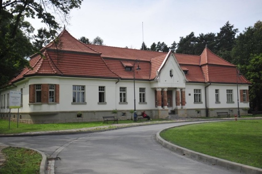 Szpital zajmuje się leczeniem i rehabilitacją chorych w...