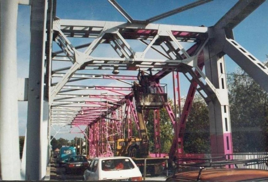Malowanie mostu na różowo