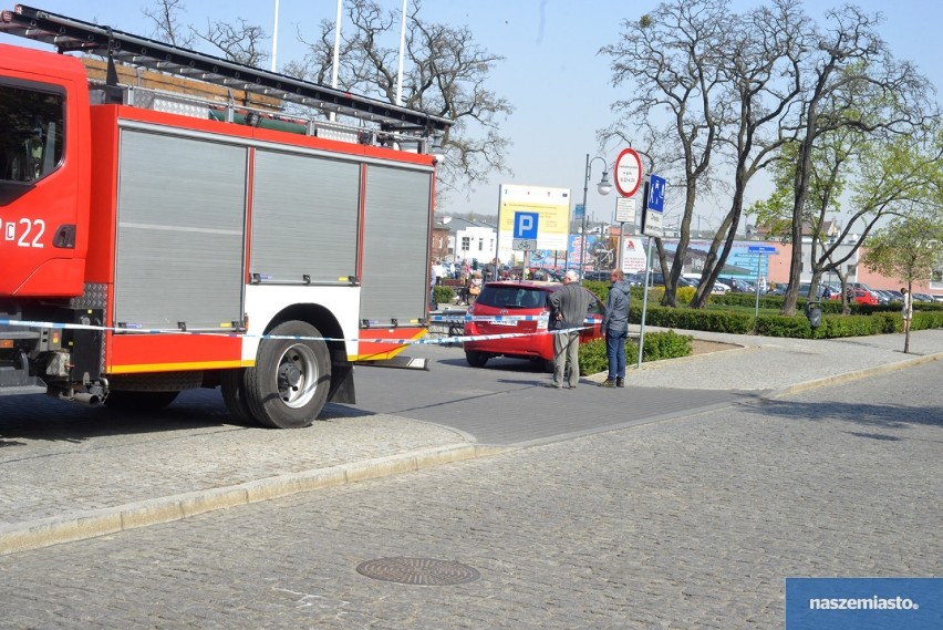 Znów alarm bombowy we Włocławku. Urząd Miasta ewakuowany, sesja rady miasta przerwana [zdjęcia]