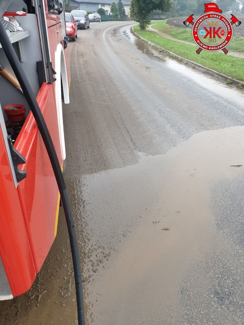 Strażacy z OSP Kijewo Królewskie usuwali błoto na jezdni w...