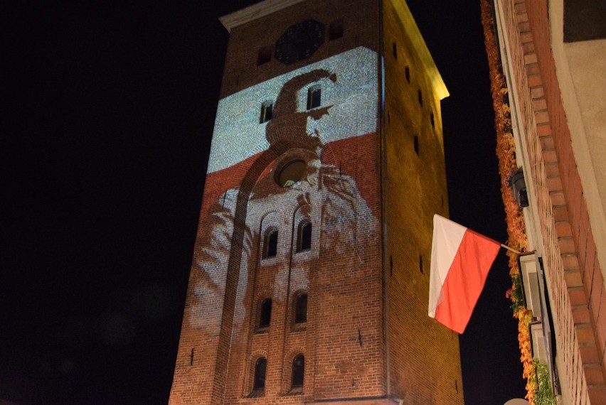 Święto Niepodległości. Brama Targowa w Elblągu zyskała okolicznościową iluminację