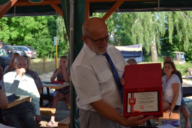 Komandor Bogdan Gołek przybliżył zebranym historię żeglarstwa, wręczał odznaczenia, odczytał listy gratulacyjne i otrzymał podziękowania