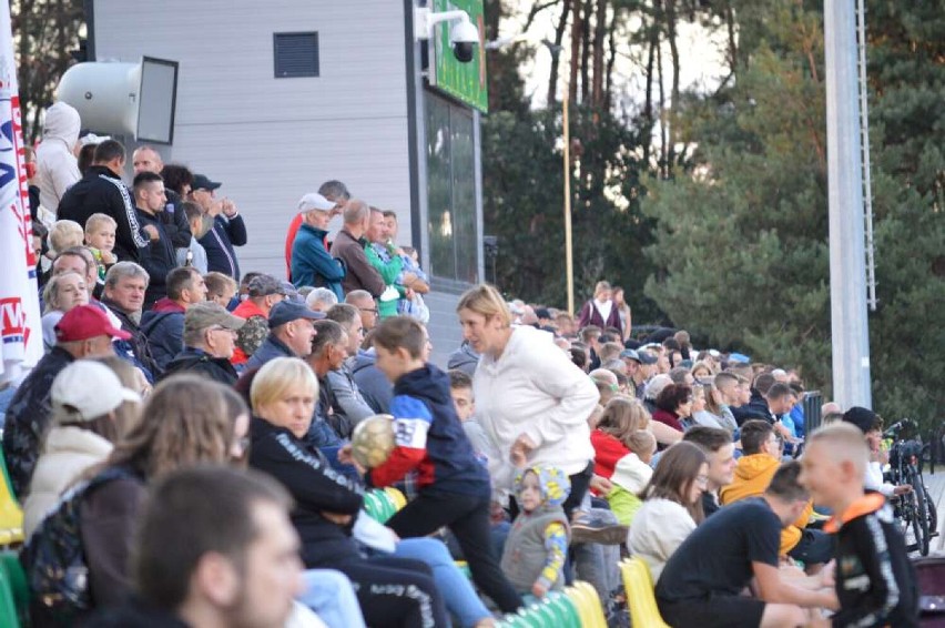 Tłumy na budzyńskim stadionie na meczu Kłosa z Koroną