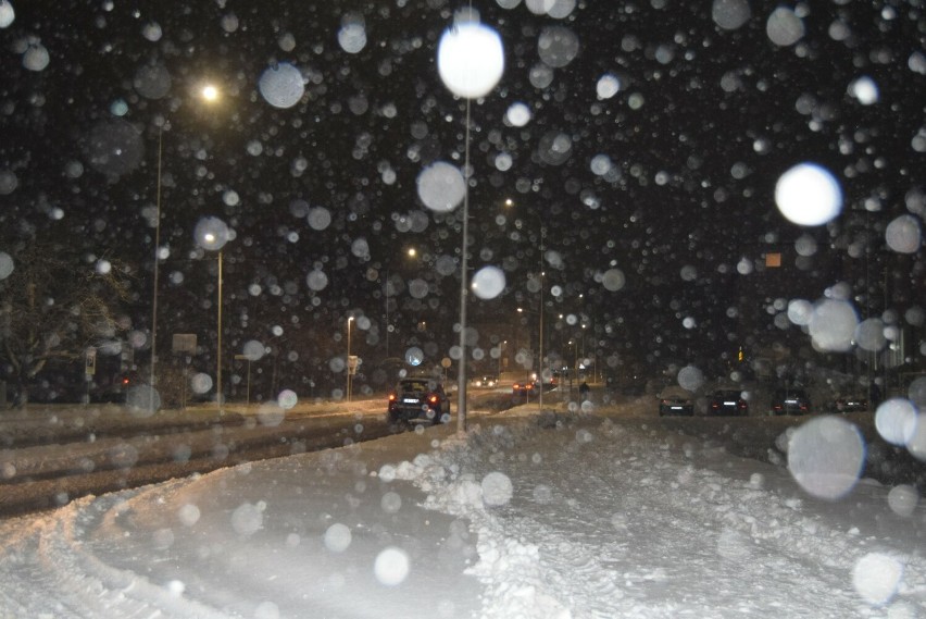 W tym roku zima dla drogowców jest bardzo uciążliwa. Codziennie trzeba usuwać śnieg z dróg i walczyć z gołoledzią