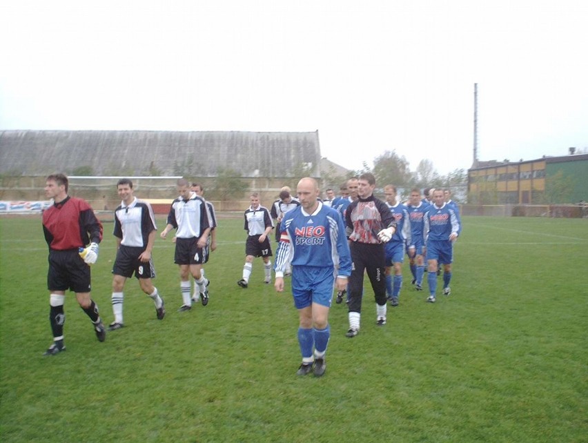 Kadr z meczu ligowego w kwietniu 2002 roku pomiędzy Pogonią...