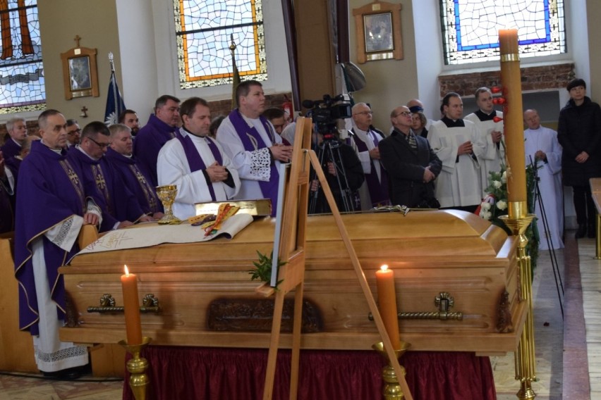 Pogrzeb ks. Wojciecha Wójtowicza w Miastku. Tłumy wiernych przybyły do katedry na Mszę pożegnalną tragicznie zmarłego rektora WSD [ZDJĘCIA].