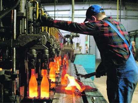 W Hucie Szkła w Ujściu produkowane są między innymi butelki dla Carlsberga - FOT. ARCHIWUM