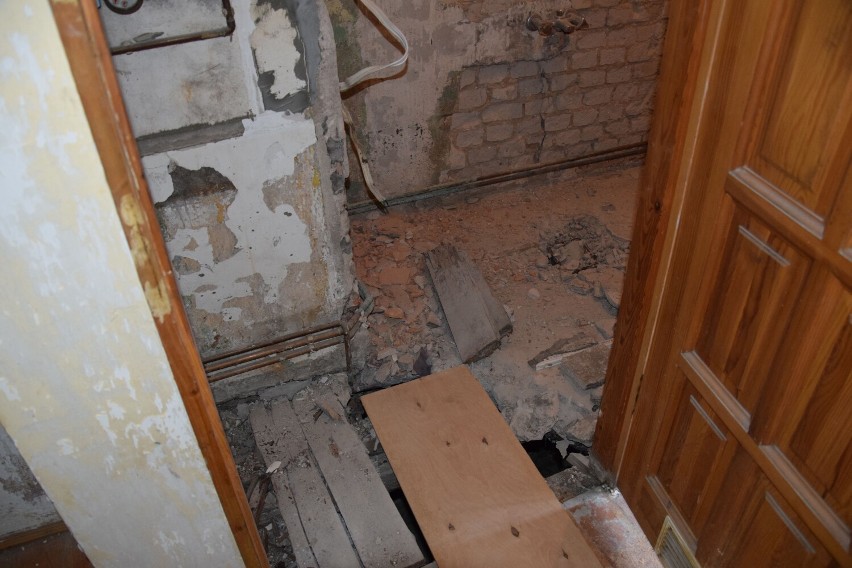 Zarwała się podłoga w łazience w kamienicy w Szczecinku. Konieczna naprawa [zdjęcia]
