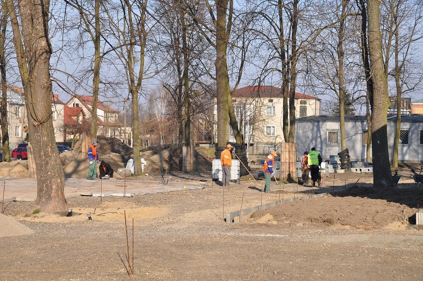 Podczas prac przy rewitalizacji rynku w Łęcznej archeolodzy...