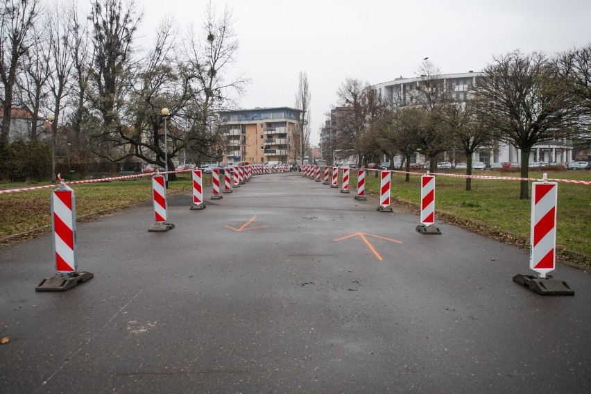 Wjazd i wyjazd wyznaczony został od strony ul....