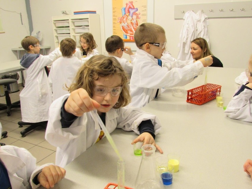 Humanitarium ma laboratorium chemiczne dla dzieci i...
