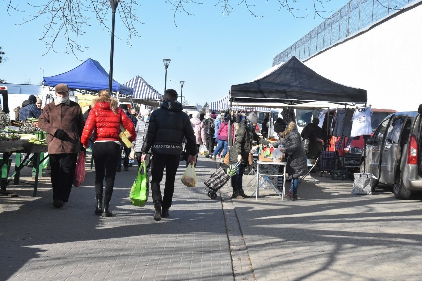 Szamotuły. Na targowisku czuć już wiosnę i zbliżającą się Wielkanoc [ZDJĘCIA]