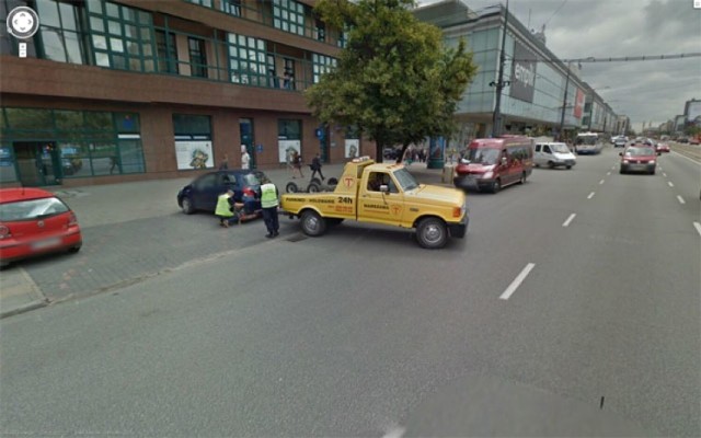 Niezbyt szczęśliwe parkowanie i holowanie uwiecznione przez kamery Google.