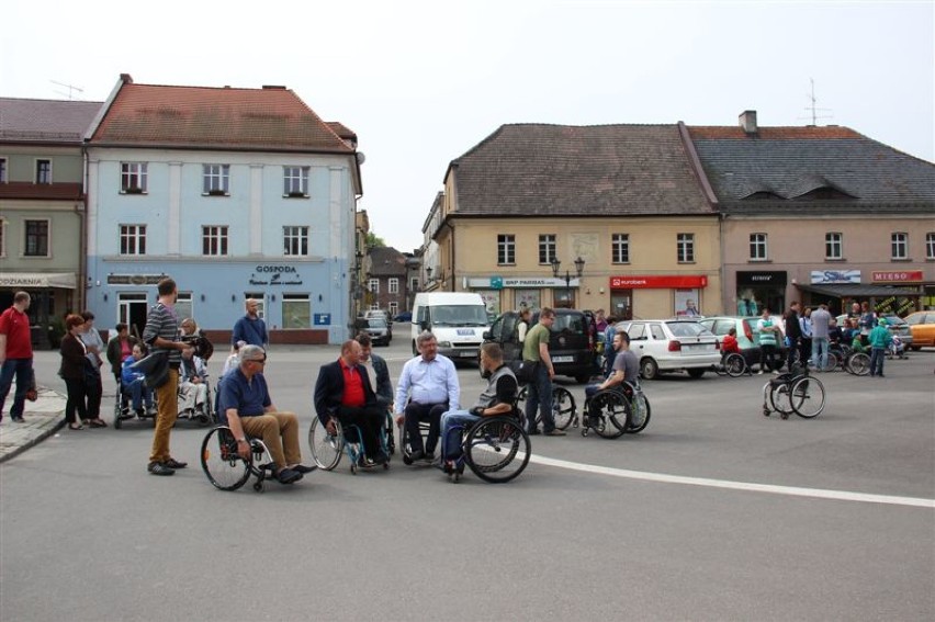 Pszczyna: trening plenerowy osób poruszających się na...