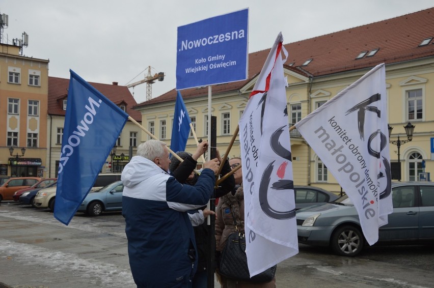 Oświęcim. Manifestacja KOD w obronie sędziów [ZDJĘCIA]