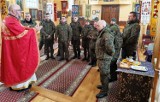 Wspólna modlitwa parafian oraz żołnierzy Wojsk Obrony Terytorialnej na granicy
