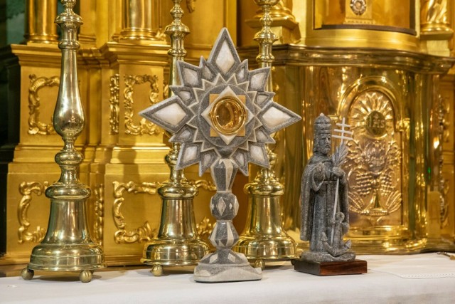 Solna monstrancja dar górników dla parafii św. Klemensa z okazji 200-lecia powstania świątyni