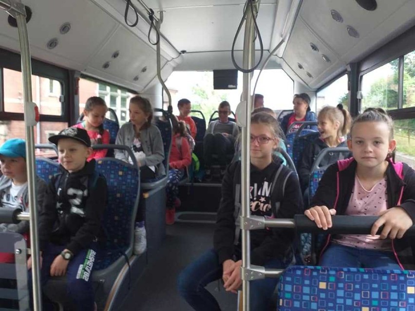 Młodzi mieszkańcy Głuszycy biorą udział w wakacyjnych zajęciach