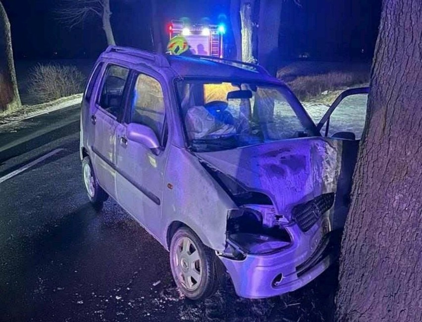 Groźny wypadek w Damasławku! Kobieta, jadąc w nocy autem, uderzyła w drzewo!