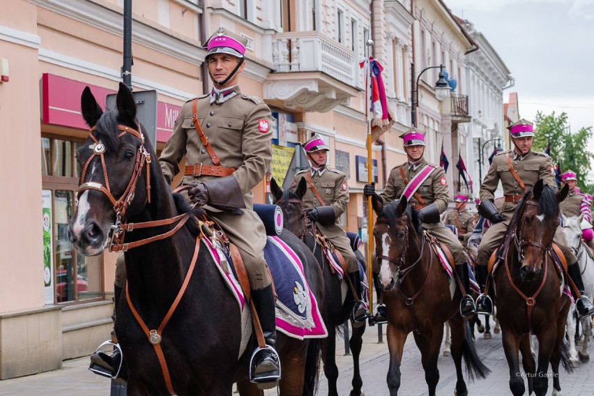 Wojskowa kawaleria defilowała na ulicach Tarnowa tak, jak 100 lat temu. Tak obchodzono jubileusz 5 Pułku Strzelców Konnych [ZDJĘCIA] 