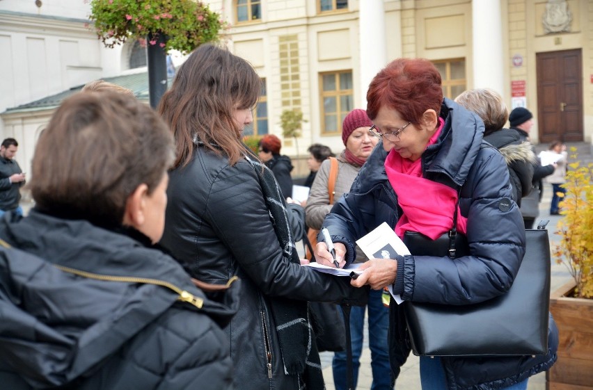 Druga runda Ogólnopolskiego Strajku Kobiet w Lublinie. Czarny protest pod Centrum Kultury
