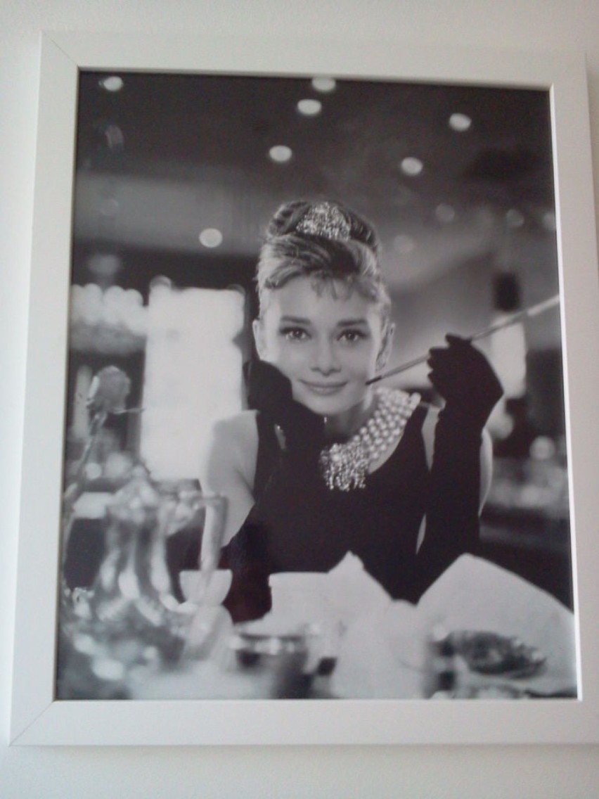 Portret Audrey Hepburn jaki można kupić w sklepie z domowymi...