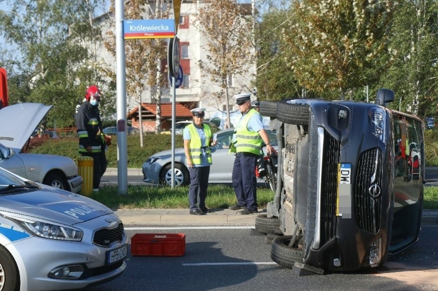 Wrocław. Zobacz zdjęcia z wypadku dwóch aut koło stadionu na Pilczycach 