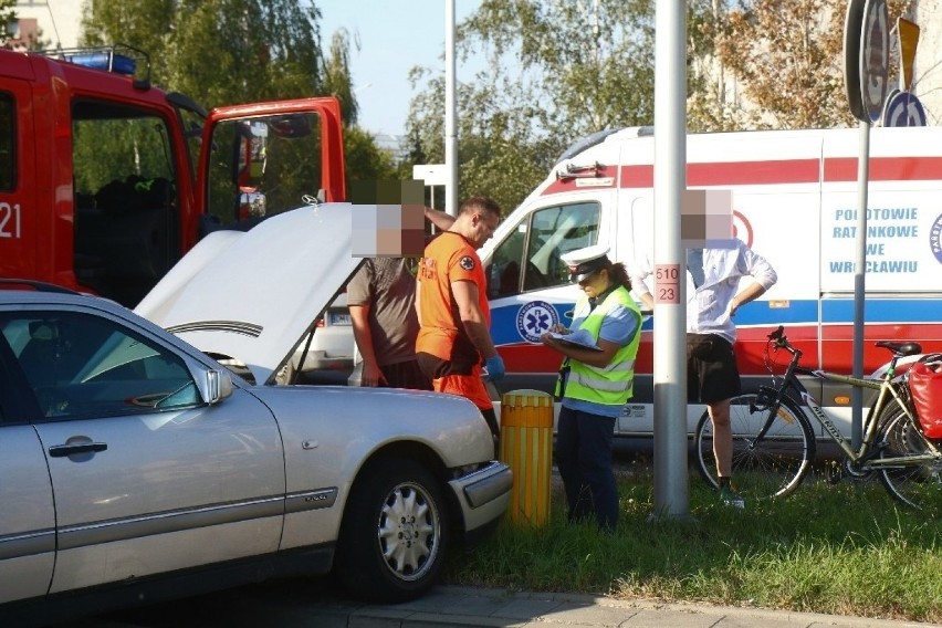 Wrocław. Zobacz zdjęcia z wypadku dwóch aut koło stadionu na Pilczycach 