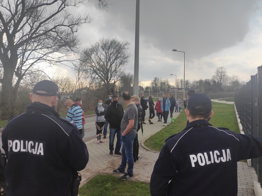 Mieszkańcy Bieździadki przed komendą policji. Rodzina zgłosiła porwanie 3-latki przez jej ojca [ZDJĘCIA]