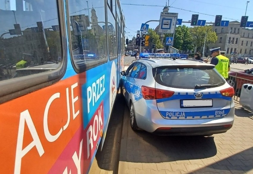 Radiowóz wjechał w przystanek i uderzył w tramwaj na pl....