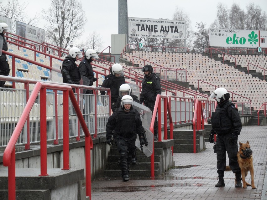 Stadion MOSiR Rybnik:policjanci z Rybnika, Raciborza i Wodzisławia ćwiczą przed EURO [ZDJĘCIA,WIDEO]
