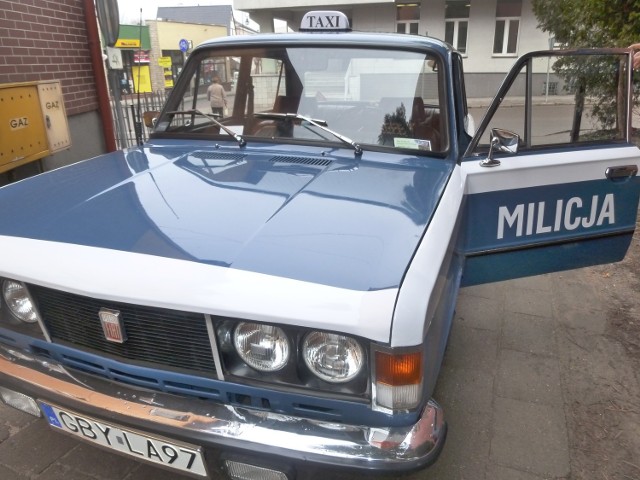 Taksówka stylizowana na milicyjny radiowóz kursuje po Bytowie