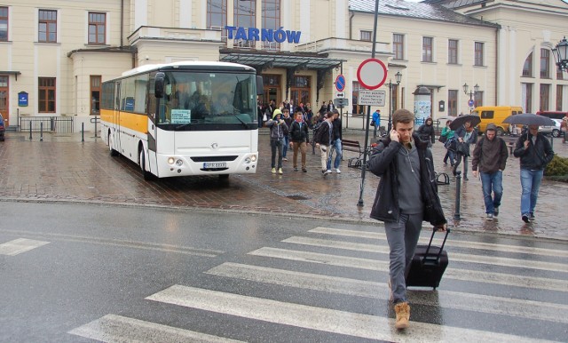 Podstawiane przez Przewozy Regionalne autobusy i InterBusy zabierają podróżnych sprzed dworca PKP