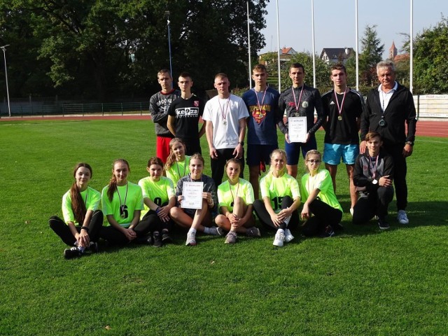 Powiatowe sztafetowe biegi przełajowe zorganizowano na stadionie w Chełmnie