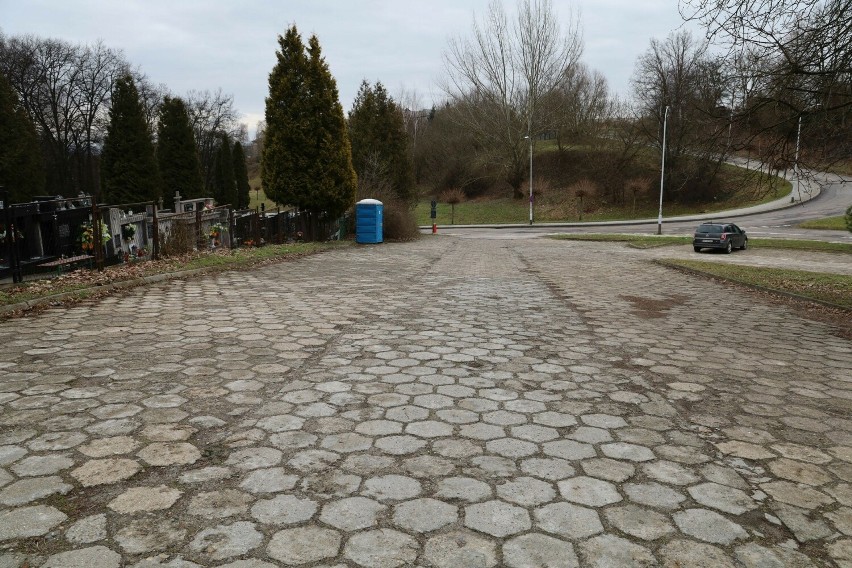 Parking przy cmentarzu zasańskim w Przemyślu już od dawna...