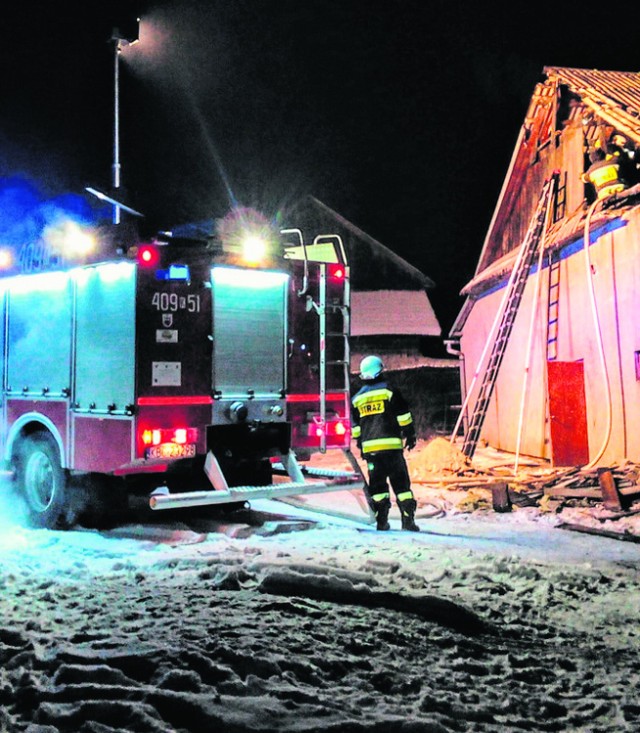 Akcję gaszenia pożaru domu w Trzcianie przeprowadzano podczas  trzaskającego mrozu. Termometry wskazywały minus 27 stopni