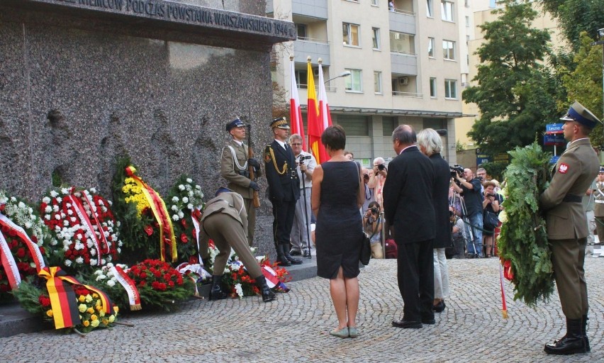 Delegacja z wyspy Sylt pokłoniła się  podczas składania...