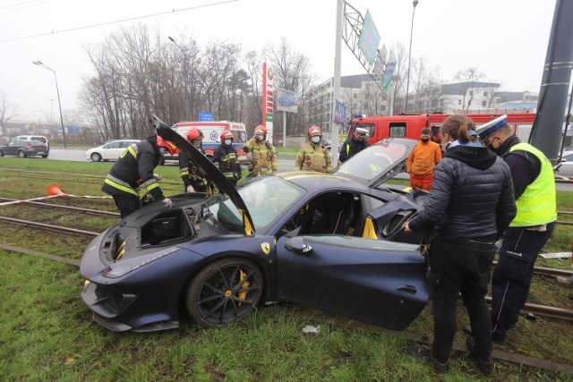 Jedno z najszybszych ferrari w historii zostało dziś rozbite na al. Mickiewicza. Wartość nowego samochodu to ponad 1 mln 300 tys. zł. Kierowca wyszedł z samochodu o własnych siłach. Został jednak lekko poturbowany. Trafił na badania. 

Zobacz ZDJĘCIA, czytaj na kolejnych slajdach >>>