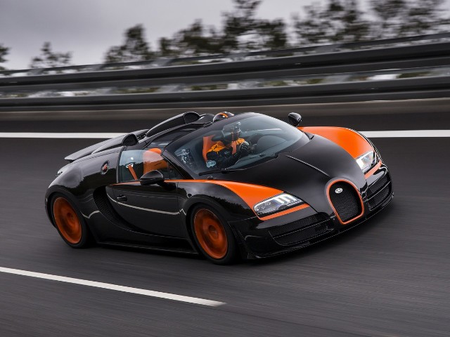 Bugatti Veyron – najszybszy i najdroższy samochód na świecie. Maksymalna prędkość to 429 km/h, a od 0 do 100 km/h rozpędza się w 2,5 sekundy. Chętni na jego zakup muszą wyłożyć ok. 2 400 000 dolarów. Wyposażony w 1001 koni mechanicznych. Miejsce produkcji – Francja.
