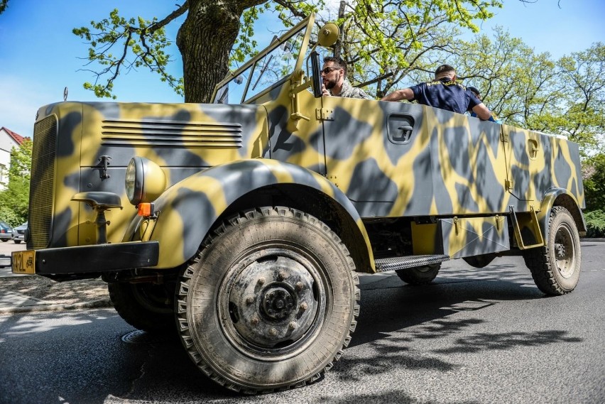 Zabytkowy mercedes dostarczył nowe drzwi do Kliniki...