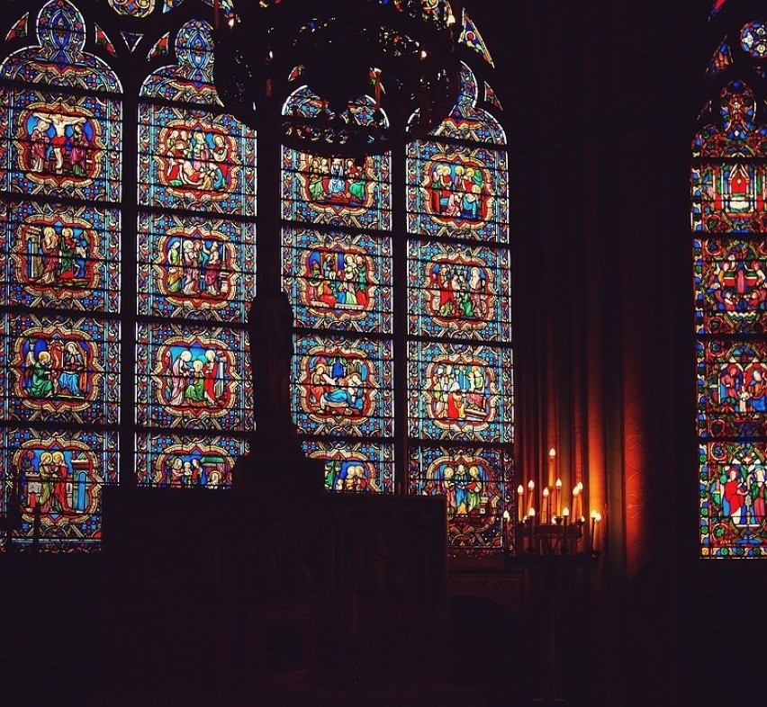 Katedra Notre Dame słynie także z kolorowych witraży, które...
