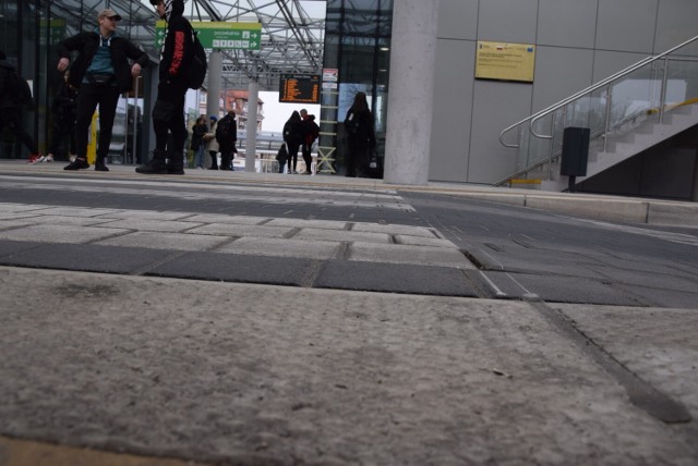 Centrum Przesiadkowe w Zielonej Górze. Czytelnik zarzuca bajzel. Na jasnych płytkach plamy są szybko widoczne